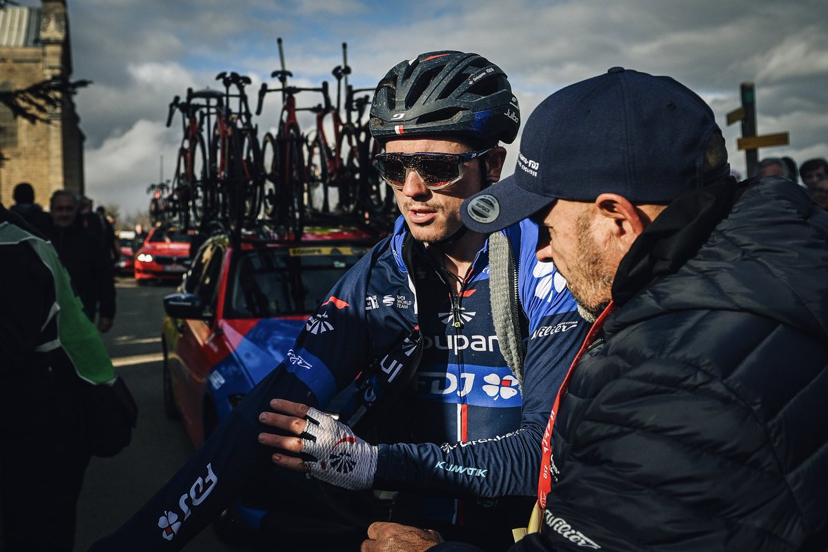 Que dire. 

Je fais une grosse erreur alors que les jambes tournaient plutôt bien. Toutes mes excuses aux gars que j’ai entrainé dans cette chute. J’espère qu’il n’y a pas de dégâts 😔

Je vais essayer de passer la journée de demain sans encombre et désormais viser une étape.