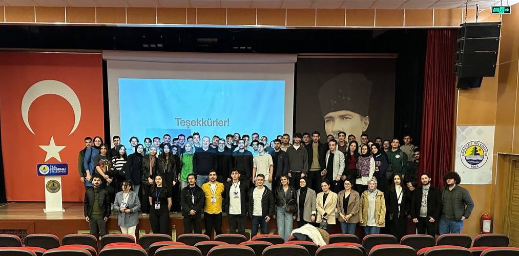 BlockchainMEU's tweet photo. Anadolu Blockchain Seminerleri Etkinliğimizden kareler 📸 @TanselKayaTR @ismailhpolat @turkerbalkar Hocalarımıza çok teşekkür ederiz 🙏 Yeni bir etkinlikte görüşmek için can atıyoruz🙋‍♂️🥳  

#Blockchain #Web3 #Bitcoin  #parex #blockchainworld @parexnetwork https://t.co/p4VFOt7cby