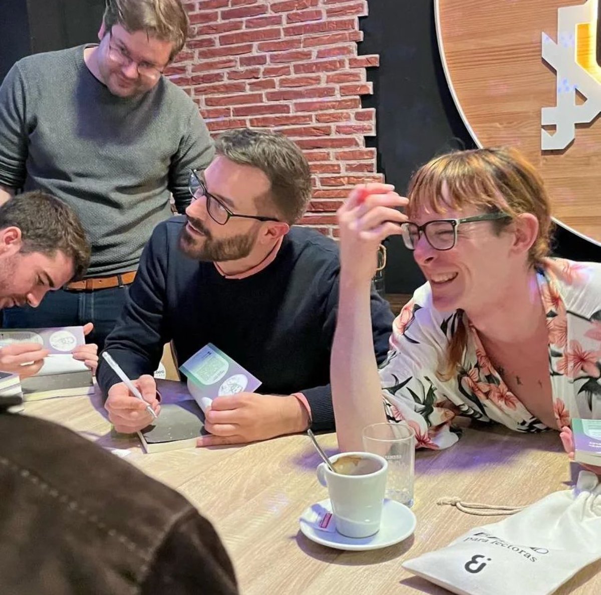 De ayer tenemos muchas fotos bonitas y el corazón lleno. <a href="/lolabuzonactriz/">Lola Buzón🏳️‍⚧️🔻</a> y <a href="/serbero/">𝗦𝗲𝗿𝗴𝗶𝗼 𝗕𝗲𝗿𝗼</a> disfrutaron mil. 
Gracias, Sevilla. 💜
#MimiMeSalvó