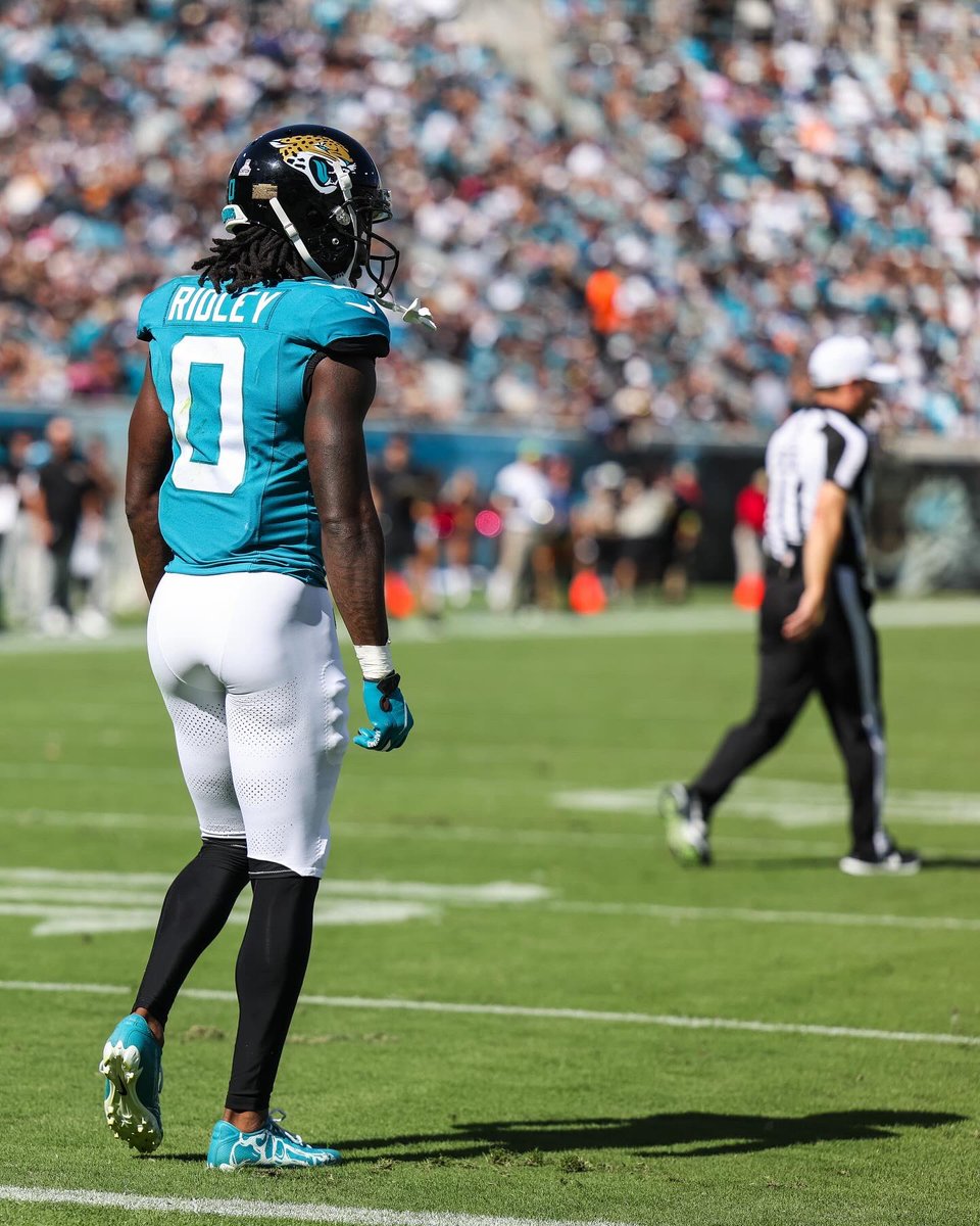 Want to show agent 0 @CalvinRidley1 some ❤️ No what happens I will be a Ridley fan forever. He has a big heart and passion for the game and the love he showed me I am so grateful for. Stoked I got to cover his 1st catch to the possible last as a Jaguar. #calvinridley 🐆📸