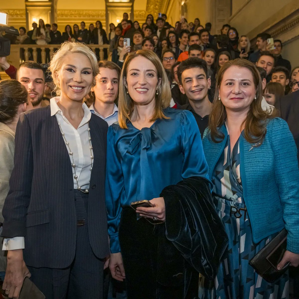 ligiadeca's tweet photo. Young people will shape the future if we inspire them to get involved. The Bucharest Opera house was full of questions about voting and the opportunities that the European Union has to offer—all of which @RobertaMetsola, EP President, brilliantly answered. Grazzi! https://t.co/d5CuGDMCAc