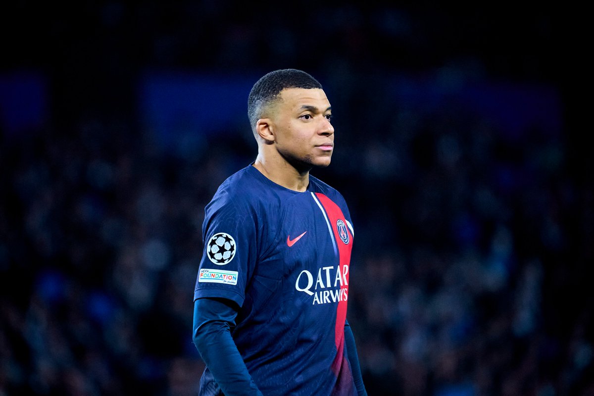 ActuFoot_'s tweet photo. Cédric Doumbè confirme la présence de Kylian Mbappé et de toute l'équipe du PSG au combat l'opposant à Baki demain soir ! 🇫🇷🥊

(conférence de presse) https://t.co/QW120Fxp3a