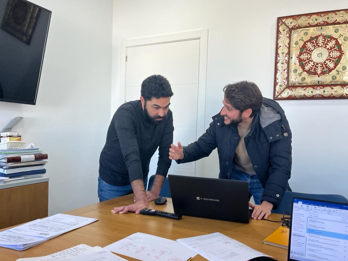 Par de dos resolviendo un problema que, en sus manos, en un rato dejará de serlo.