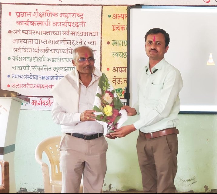 Shrikantgkwd's tweet photo. उमरगा येथे आयोजीत करन्यात आलेल्या 'शिक्षक क्षमता वृद्धी' प्रशिक्षण शिबिरामध्ये बुधवार दि.6 मार्च 2024 रोजी साधन व्यक्ति या नात्याने मार्गदर्शन करताना...या कार्यक्रमाच्या अध्यक्षस्थानी गटशिक्षण अधिकारी मा.शिवकुमार बिराजदार हे होते.#omerga #education https://t.co/KuKb9lpiAE