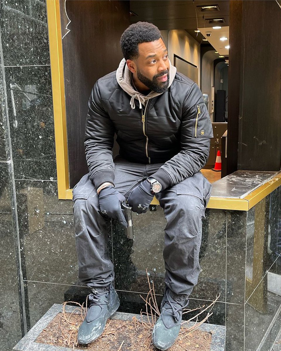 WolfEnt's tweet image. The Intelligence Unit on set #ChicagoPD

📸: @brianluce00, @laroycehawkins