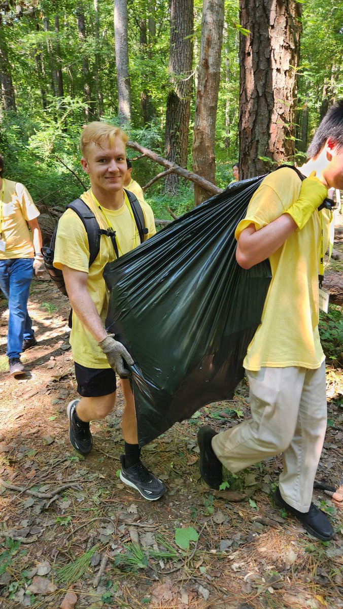 Honors College Community Partner Spotlight: @CahabaRiverkeep🌲 Honors Students helped clean up litter along the Cahaba River in an effort to keep the river safe for all to enjoy when swimming, fishing, and recreating. #SetYourWorldOnFire #HonorsServes