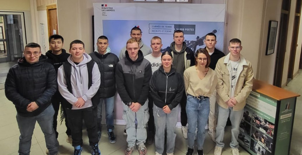 CIRFA_TERRE_45's tweet photo. Mécanicien, maitre-chien, auxiliaire sanitaire, transmetteur, combattant d'infanterie et d'artillerie parachutiste ou encore pompier de Paris, autant de spécialités choisies par nos 12 jeunes recrues du mois de mars au CIRFA D'ORLÉANS. Félicitations @CDC_41eRI @RecrutemenTerre https://t.co/NcNH21Rwod