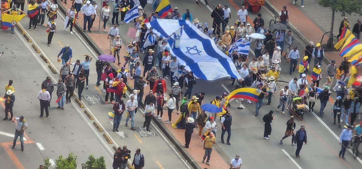 No sorprende que la llamada "oposición" en Colombia, un grupito disperso pero muy peligroso de gente envenenada por la derecha narco criminal que ha gobernado en favor de intereses propios y ajenos, USA, ahora porte la bandera de un Estado genocida como Israel. Un fracaso total.