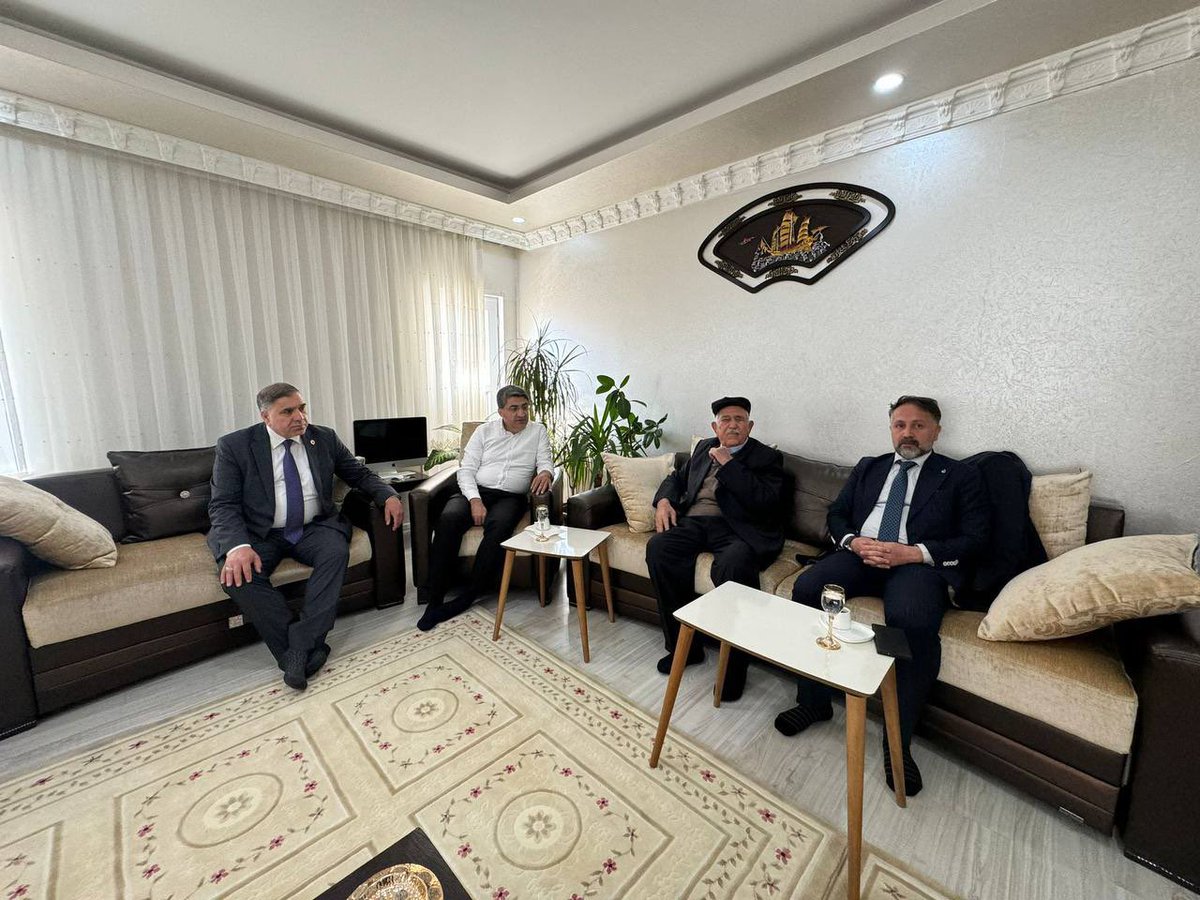 Siirt il başkan vekili Faik Şahin ve teşkilatı, Siirt il belediye başkan adayımız Rıdvan Çelik, Batman İl Başkanımız Şehmus Yılmaz ile Pervari  adayımız İsmail Bilen’le asırlık çınar Durmaz Bilen ağayı ziyaret ettik.