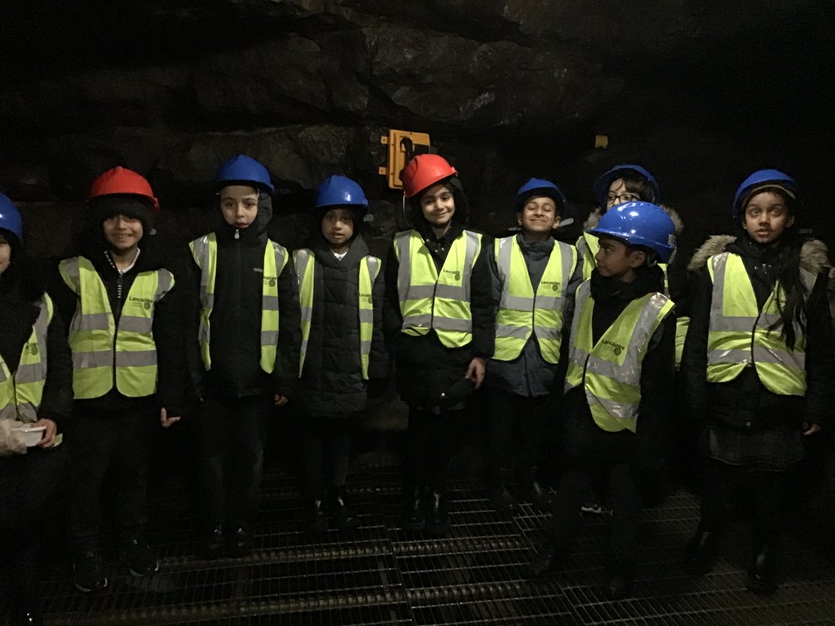 olive__preston's tweet photo. Year 3 had a brilliant day out @WhiteScarCave learning about different types of rocks. #Science #Trips #MakingLearningComeAlive #Ambition #WeAreSTAR https://t.co/lmhvBL4Rro