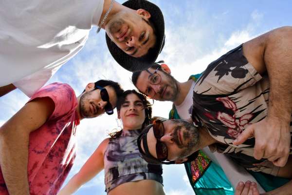 La banda platense Microbvio presenta su tercer EP, «S.O.S».
Incluye cinco canciones que se mueven dentro de la estética del  rock, groove, funk, soul y reggae, entre otros géneros.
crock.com.ar/la-banda-plate…