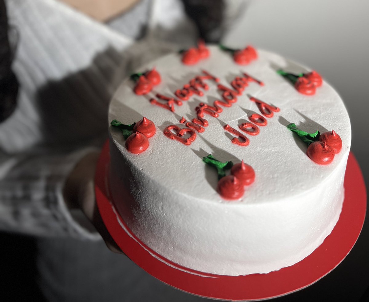 sanaabon's tweet photo. انا واقعه في غرام الكيكه 🤯🎂🎂
#HapBirthday #birthdaygirl https://t.co/TelC0Q8Xor
