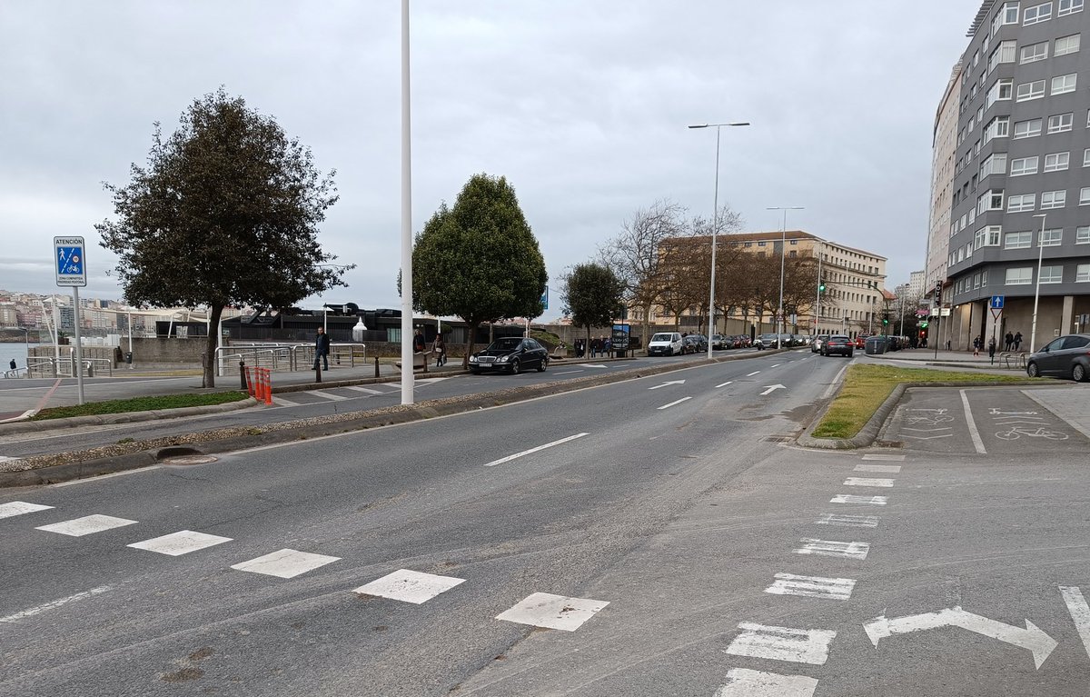 BlogBusurbano's tweet image. En realidad el resultado sería un poco "apaño", por la ubicación de la farola, tememos...

Esto es: nadie va a tomar
esto en consideración... :(

¿Para qué matarse/gastar €?
Mejor dejar al "usuariado" del #BusUrbano que pasee más km por el mismo precio...

#Lín7 #PartidoEnRiazor
