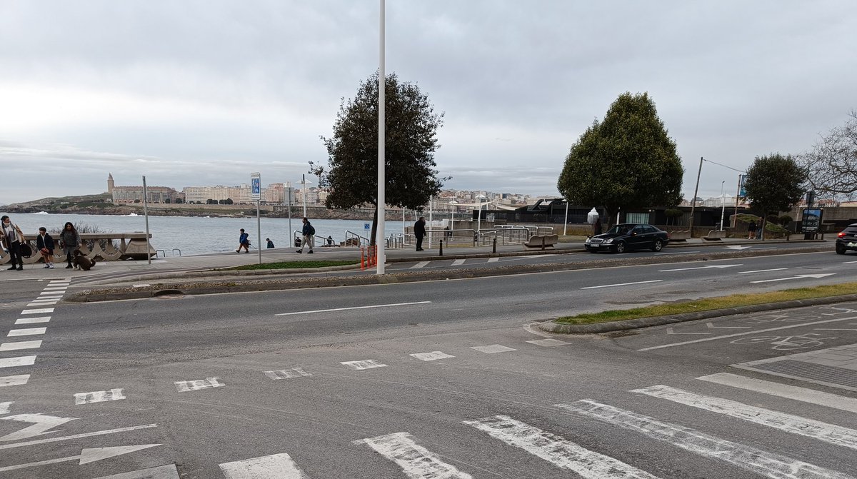 BlogBusurbano's tweet image. En realidad el resultado sería un poco "apaño", por la ubicación de la farola, tememos...

Esto es: nadie va a tomar
esto en consideración... :(

¿Para qué matarse/gastar €?
Mejor dejar al "usuariado" del #BusUrbano que pasee más km por el mismo precio...

#Lín7 #PartidoEnRiazor