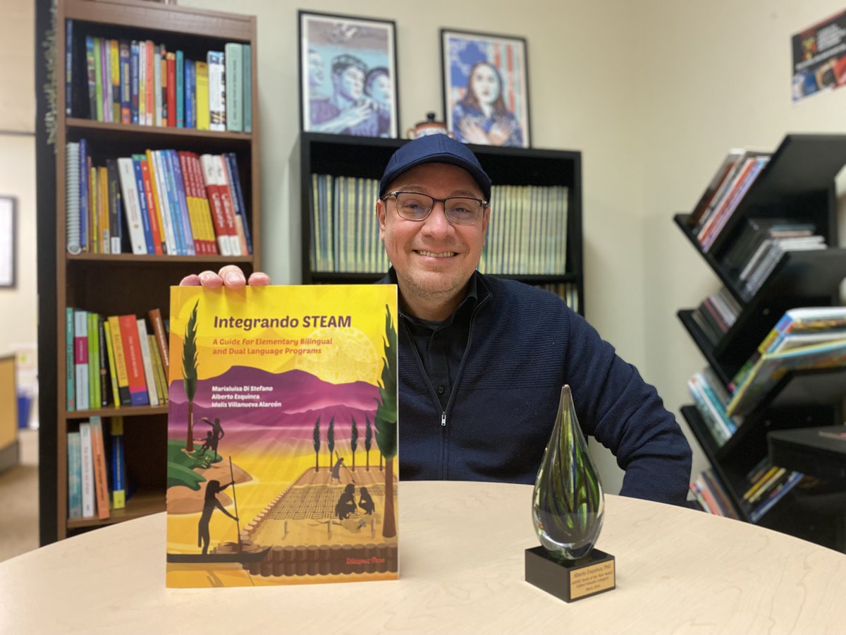 Congratulations to @dle_sdsu associate professor Alberto Esquinca on receiving a 2024 @AAHHEorg Book of the Year Award! 'Integrando STEAM: A guide for elementary bilingual and dual language programs' received top honors in the Edited Volume Category. 📰 education.sdsu.edu/news/2024/albe…