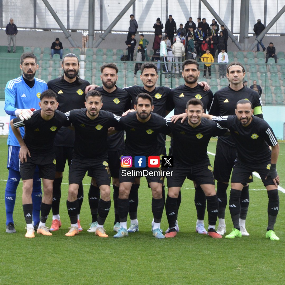 selimdemirer's tweet photo. Esenler Erokspor şampiyonluğa bir adım daha yaklaştı

TFF 2. Lig Beyaz Grup ekiplerinden Esenler Erokspor ile Karacabey Belediyespor, 29. hafta maçında Esenler Stadı'nda karşılaştı.

Şampiyonluğa koşan Esenler Erokspor ile play-off potasına girmeye çalışan Karacabey Belediyespor'un maçında kazanan, 2-1'lik skorla ev sahibi ekip oldu. Esenler Erokspor'un gollerini 7. dakikada Sertaç ��am, 63. dakikada da Mustafa Pektemek atarken konuk ekibin tek golü 77. dakikada Ersel Aslıyürek'ten geldi.

Bu sonuçla puanını 63'e çıkaran Esenler Erokspor şampiyonluk yolunda dev bir adım daha atarken Karacabey Belediyespor 36 puanda kaldı ve play-off şansını ora soktu.

📸 Fotoğraflar: https://t.co/ifP1Dc59oe

🏆 TFF 2. Lig Beyaz Grup 29. Hafta
⚔️ @esenlererokspor 2-1 @KaracabeyBldSk 
📅 25 Şubat 2024 Pazar
🕣 14.00
🏟   Esenler Stadı
