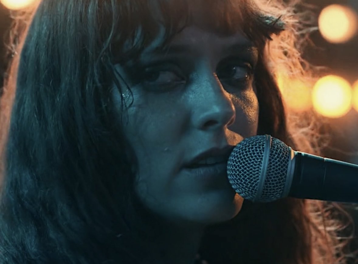 seetheIightx's tweet photo. i wanna be the broken love song that feeds your misery https://t.co/yACEEFMO8d