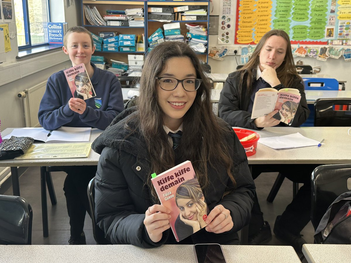 Merci beaucoup <a href="/RoutesCymru/">Routes Cymru</a> for 2 great webinars for our Linguists. Year 13 enjoyed the KKD session and France during the 1940s 🇫🇷👍 <a href="/SarahJRoseMFL/">SarahJRose</a> <a href="/ValleFdez6/">🌊 Valle Fernández 🌊</a>