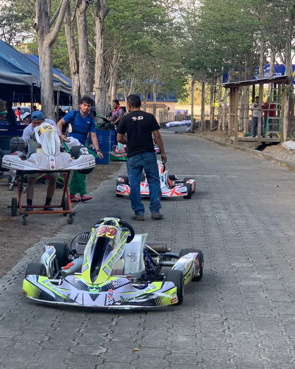 Pilotos poniendo sus maquinas a punto previo a la 1ra Fecha del Campeonato Nacional de Kartismo a realizarse este 9 y 10 de marzo en <a href="/pistagalicia/">Pista Galicia</a>

#NuevaEraKartismo