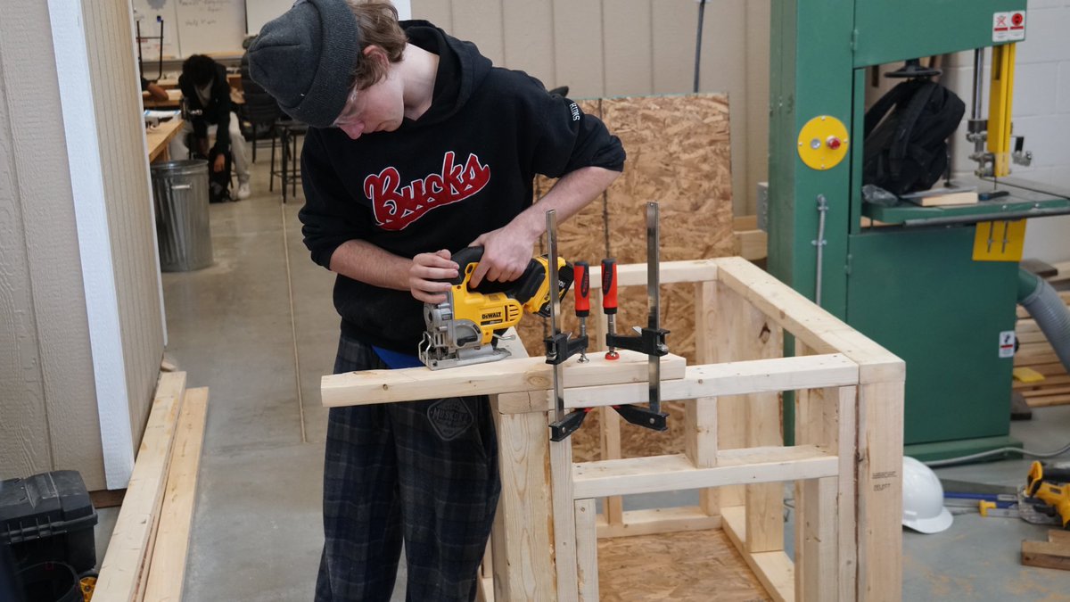 claytell's tweet image. Individual and team of 4 competing in Carpentry Peel Skills competition. Louise Arbour SS hosted these and Baking! @peelschools @skillsontario #PeelSciTech