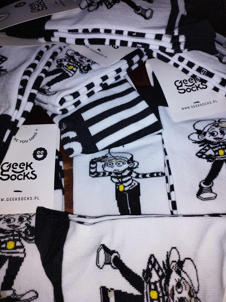 MaciejMaik's tweet photo. Emilka Sza uwieczniona skarpetkach Geeksocks! ^_^

#EmilkaSza #EmilyHush #mime #mim #komiksowo #komiks #Polskikomiks #Meago #Geeksocks https://t.co/ebUiFYp1ea