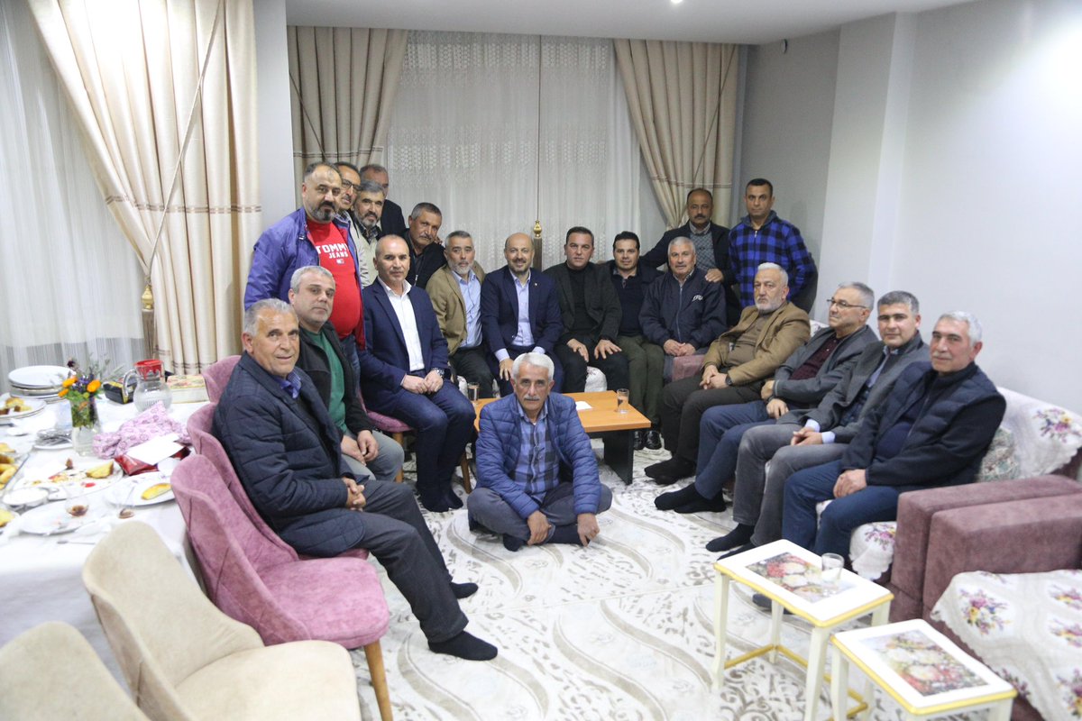 drhalilnacar's tweet photo. Kışla Mahallemizdeki ev toplantımızda hemşehrilerimizle Yüreğir’imizi konuştuk. İlçemizin her karışı evimiz, her hemşehrimiz ailemiz! https://t.co/DF9JevS0NI