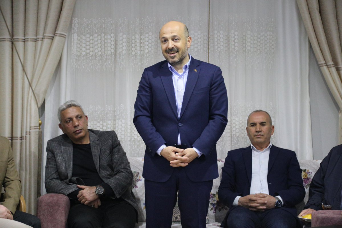 drhalilnacar's tweet photo. Kışla Mahallemizdeki ev toplantımızda hemşehrilerimizle Yüreğir’imizi konuştuk. İlçemizin her karışı evimiz, her hemşehrimiz ailemiz! https://t.co/DF9JevS0NI