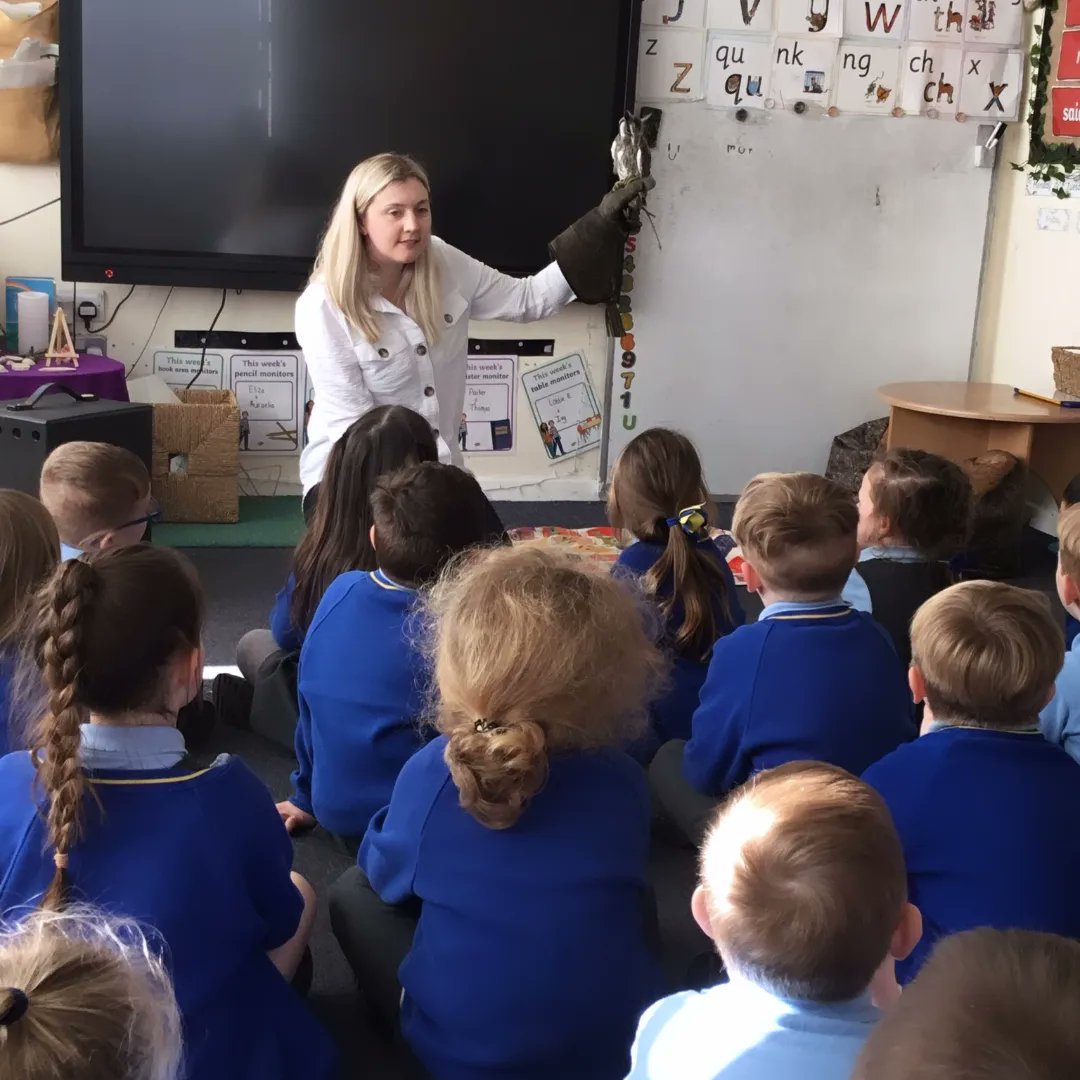 Dr Alice Maher (@maheralice) on Twitter photo Love doing outreach especially with children, teaching them about my job as a lecturer and zoologist/palaeontologist <a href="/LivUni/">University of Liverpool</a>. Axel the owl was a huge help 😁 I hope to inspire new generations into the science community <a href="/LivuniILCaMS/">Institute of Life Course and Medical Sciences</a> Love doing outreach especially with children, teaching them about my job as a lecturer and zoologist/palaeontologist <a href="/LivUni/">University of Liverpool</a>. Axel the owl was a huge help 😁 I hope to inspire new generations into the science community <a href="/LivuniILCaMS/">Institute of Life Course and Medical Sciences</a>