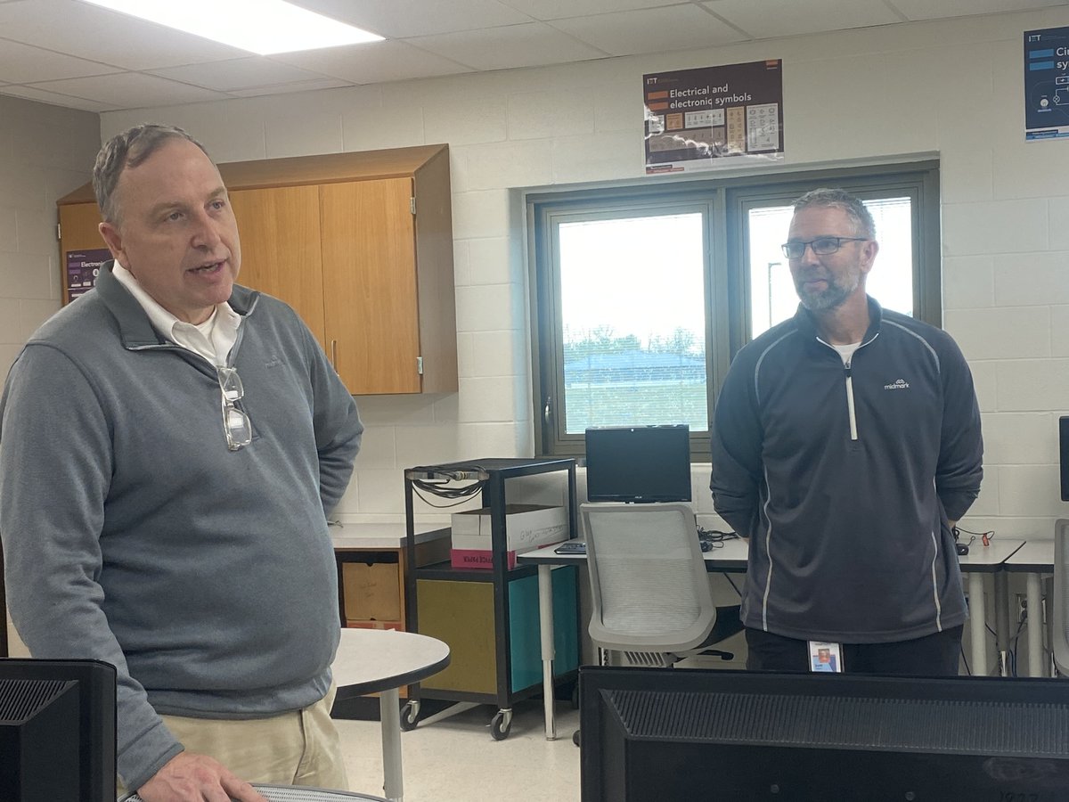 MidmarkNews's tweet image. Midmark proudly joined Versailles Schools&apos; Annual Evening with the Arts, showcasing its support for STEM education. The event featured tours of the new STEM wing, highlighting industrial arts, robotics, welding and more. #STEMSupport #EveningWithTheArts #VersaillesOhio