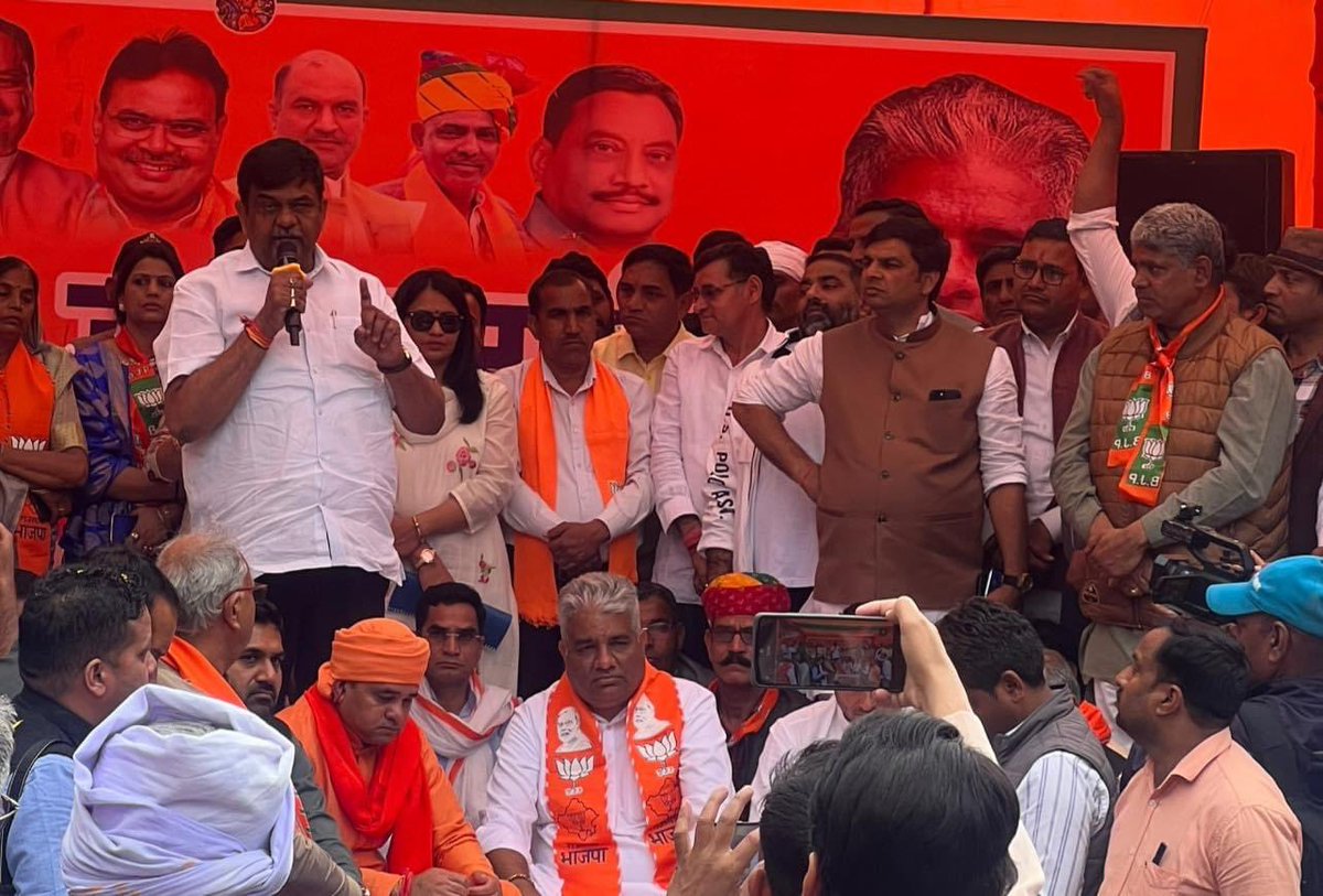 Sanjay4India1's tweet photo. आज केंद्रीय मंत्री श्री @byadavbjp जी ने अलवर लोकसभा से भाजपा प्रत्याशी बनाये जाने के पश्चात भिवाड़ी (तिजारा) आगमन पर बाबा मोहनराम मंदिर कालीखोली धाम मे आशीर्वाद लेकर अलवर लोकसभा की देवतुल्य जनता के बीच जनसंपर्क शुरू किया।
#BhupenderYadavBJP #ALWAR #AlwarMP #BJP4Rajasthan #BJP #BJP4IND #LokSabhaElection2024