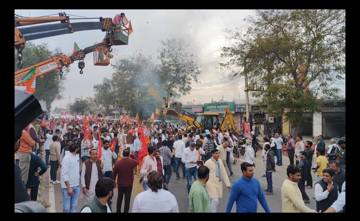 Sanjay4India1's tweet photo. आज केंद्रीय मंत्री श्री @byadavbjp जी ने अलवर लोकसभा से भाजपा प्रत्याशी बनाये जाने के पश्चात भिवाड़ी (तिजारा) आगमन पर बाबा मोहनराम मंदिर कालीखोली धाम मे आशीर्वाद लेकर अलवर लोकसभा की देवतुल्य जनता के बीच जनसंपर्क शुरू किया।
#BhupenderYadavBJP #ALWAR #AlwarMP #BJP4Rajasthan #BJP #BJP4IND #LokSabhaElection2024