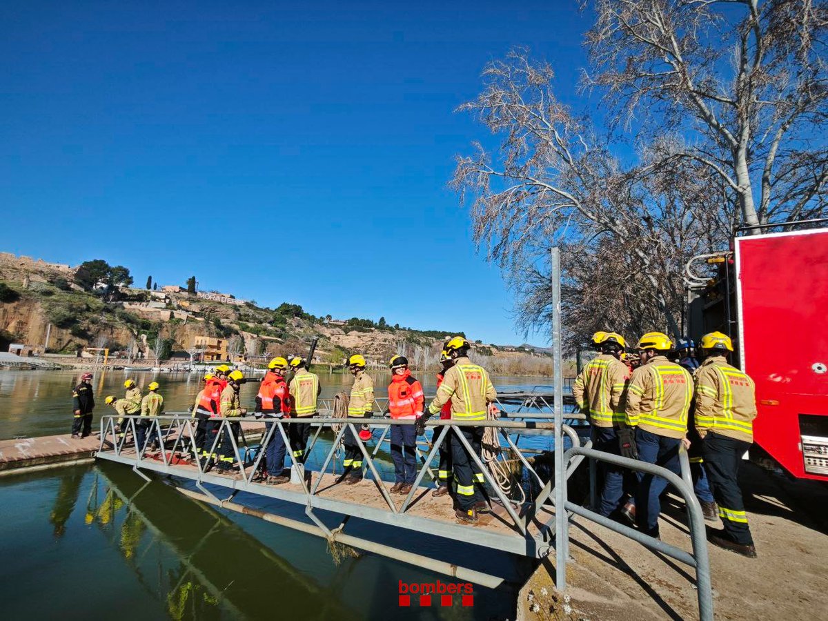 bomberscat's tweet photo. Avui, els aspirants a bombers voluntaris dels parcs de la #RETarragona i #RETerresEbre hem fet una formació del curs bàsic a l'embarcador de Móra la Nova https://t.co/77Dj0OytXp