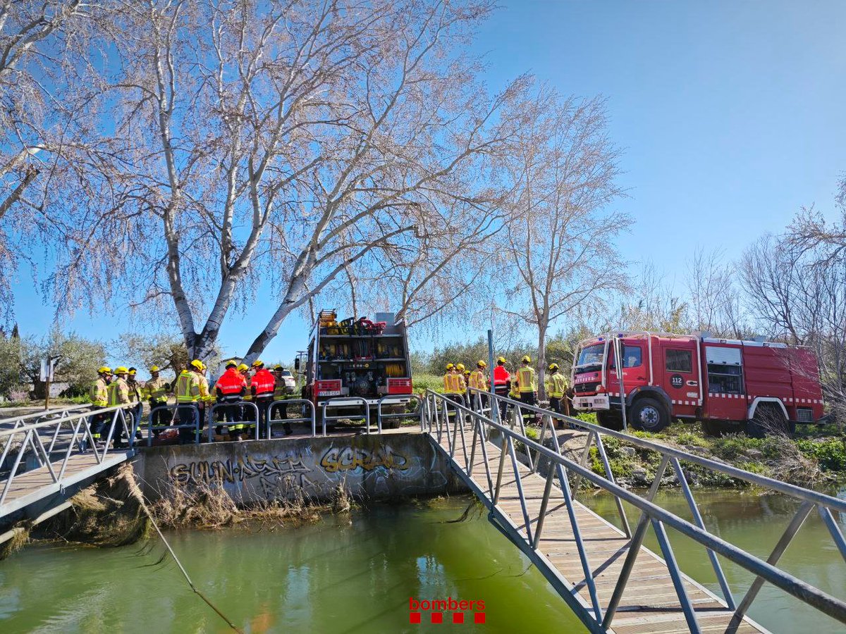bomberscat's tweet photo. Avui, els aspirants a bombers voluntaris dels parcs de la #RETarragona i #RETerresEbre hem fet una formació del curs bàsic a l'embarcador de Móra la Nova https://t.co/77Dj0OytXp