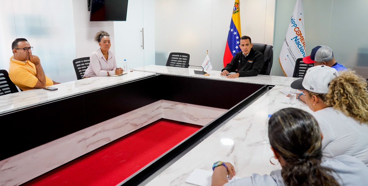 luis_villegasr's tweet photo. ¡Trabajo activo y permanente!

Sostuvimos una productiva reunión desde el @MinComNacional para continuar impulsando las políticas ordenadas por mi C/J @NicolasMaduro, con el avance del 1x10 del Buen Gobierno y en el marco de la Gran Misión Igualdad y Justicia Social “Hugo Chávez”, para garantizar que la protección integral llegue a las bases sociales, articulados con las comunas para consolidar el estado de bienestar que merece nuestro pueblo. 

¡Unidos #NadieNosDetiene!