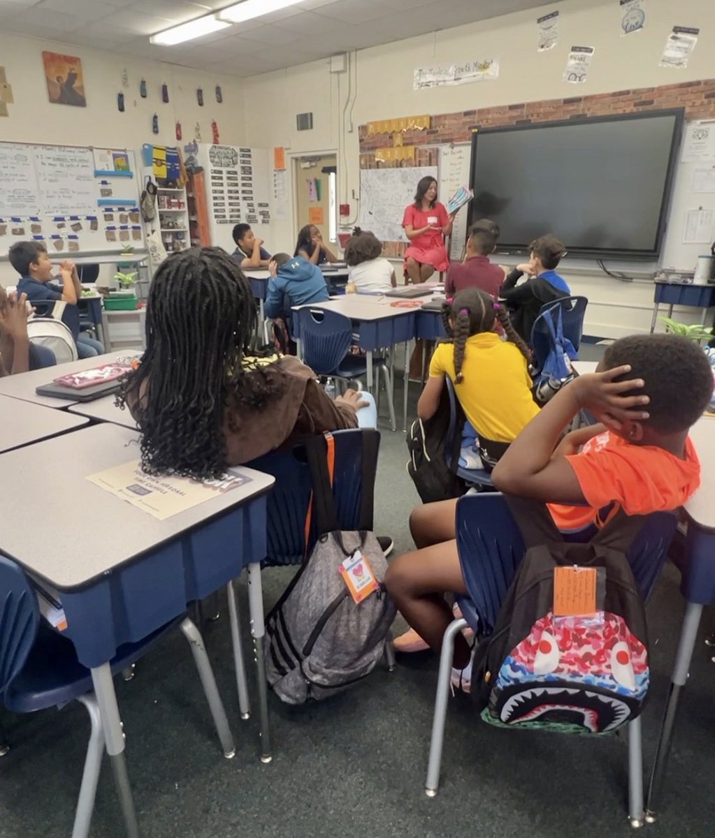 MeaganMillerTV's tweet photo. I had a great time visiting Orangewood Elementary for Read Across America week and met some awesome students! 📚 

#readacrossamericaweek https://t.co/N63ojNxRgE