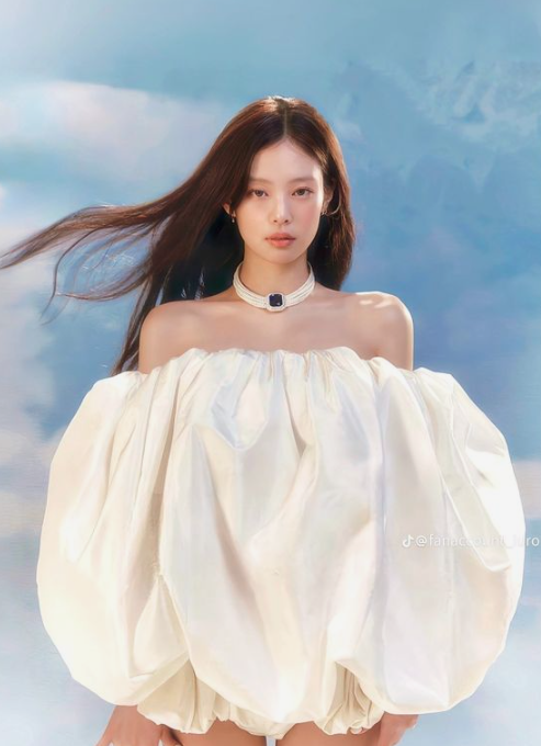 AboutMusicYT's tweet photo. BLACKPINK's Jennie, Rosé and Jisoo are all reportedly working on their solo music. https://t.co/GBp4TwC4nh