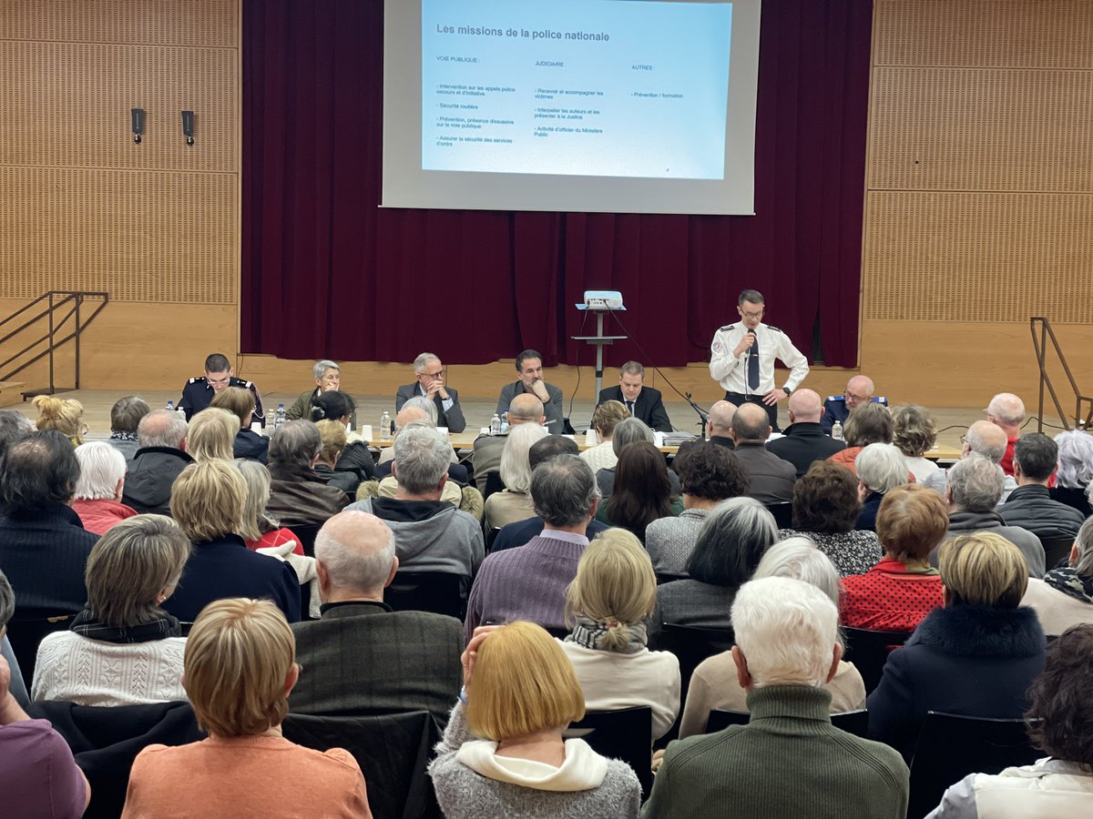 [#RéunionPublique] 🗣️ Vous êtes nombreux ce soir pour échanger avec le Procureur, le Sous-Préfet, le Commissaire, le Maire de Vichy, et des représentants du SDIS et de la Ville de Vichy.
#Sécurité #Police #Justice #Secours