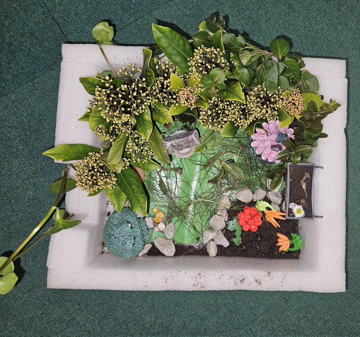 Y3OPS's tweet photo. What a beautiful garden created for homework in Riley Class π πΉ π³ #homework #howdoesyourgardengrow https://t.co/bvZ239vsyc