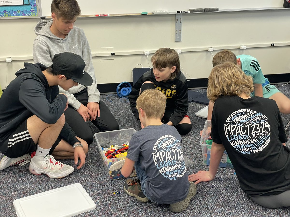 AWilson0905's tweet image. This is the BEST thing I’ve seen today. 8th grade Impact Ss  working on a service learning project with 3rd grade Ss. Just look at the joy on their faces. @ADdolphins @SVMSEagles #sharethegoodlps