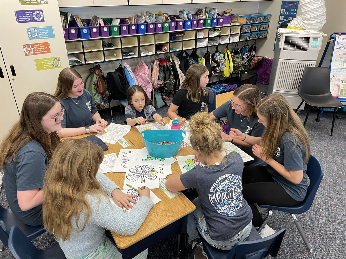 AWilson0905's tweet image. This is the BEST thing I’ve seen today. 8th grade Impact Ss  working on a service learning project with 3rd grade Ss. Just look at the joy on their faces. @ADdolphins @SVMSEagles #sharethegoodlps