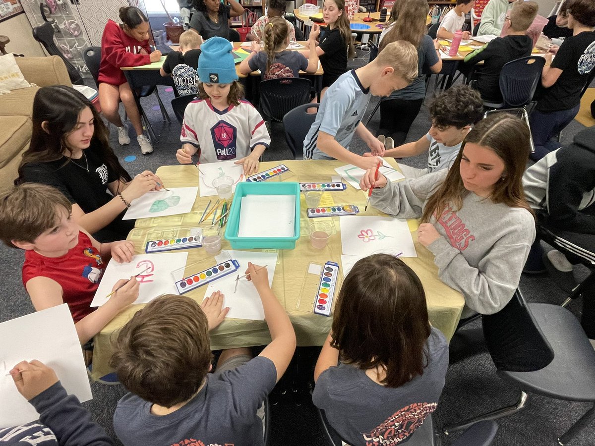 AWilson0905's tweet image. This is the BEST thing I’ve seen today. 8th grade Impact Ss  working on a service learning project with 3rd grade Ss. Just look at the joy on their faces. @ADdolphins @SVMSEagles #sharethegoodlps