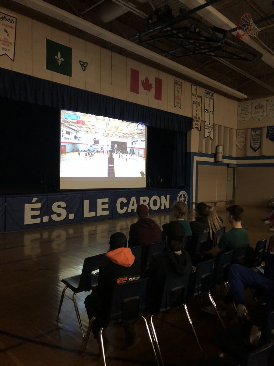 Les élèves de Le Caron encouragent  les filles à la finale consolation à OFSSA