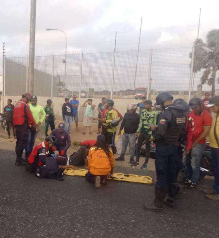 #Anzoátegui || Se registra un Colisión Vehículo - Moto en la Avenida Santiago Mariño, a la Altura del Edificio Rojo.

Protección civil Guanipa y bomberos Anzoátegui en el sitio.