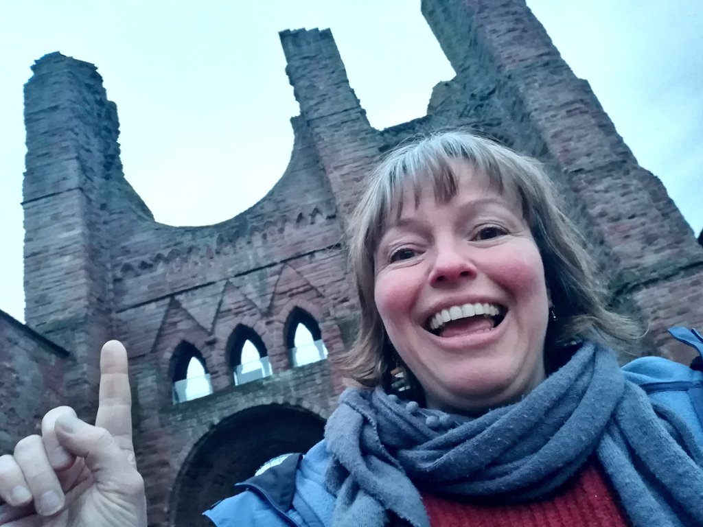 I loved visiting @LethamPS to talk to youngsters about #WildernessWars (inflatable seagulls never fail!) and #RivetBoy today. Currently prepping for an evening with @AWCAngus but took a quick walk to #ArbroathAbbey while I had the chance. 😊