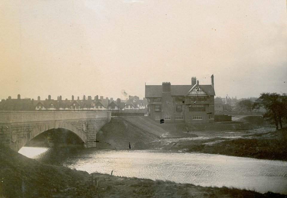 Did you know that there's a bridge underneath Port Sunlight? 🌁

The entire village was built on marshy land criss-crossed by deep tidal creeks, which saw the impressive Victoria Bridge built and soon buried along with the creek to create even more space for worker housing.