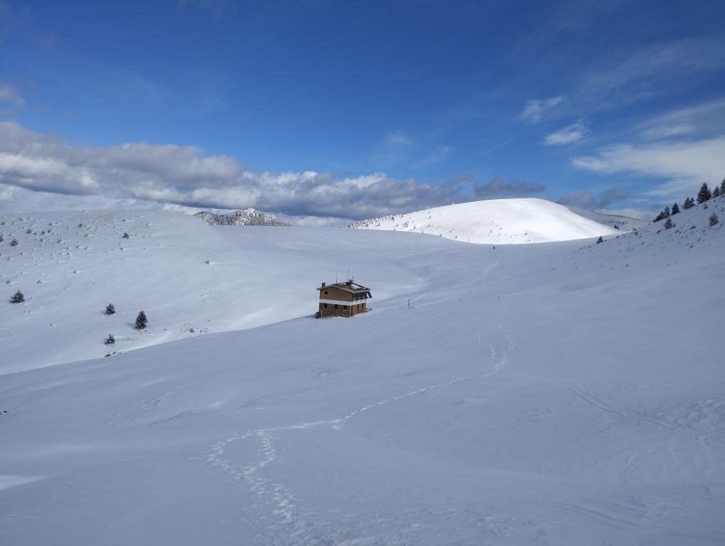 meteocadi's tweet photo. 👉 Sembla mentida, però divendres i dissabte ens pot tornar a visitar la pluja i la neu! 🤩

❄️ Encara s'ha d'afinar el pronòstic, però ara mateix es veuen dues tongades de precipitació. Una divendres i una altra, més abundant, dissabte. Les zones més beneficiades serien el Prepirineu i el vessant sud del Pirineu. En cas de donar-se, estaríem parlant d'una ploguda abundant i la nevada més important de l'hivern a aquestes zones (amb diferencia). Esperem que no es torci! 🙏

📸 El Refugi d'Ensija aquest cap de setmana passat❄️

#meteocadí