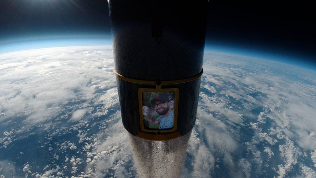 helen_ambler's tweet photo. My husband Johny's ashes were scattered 100,000 feet above earth by @ashes_in_space on Monday afternoon. How fab is that?!  💫 ❤
May the force be with you, Johny! https://t.co/989Viuuvmx
