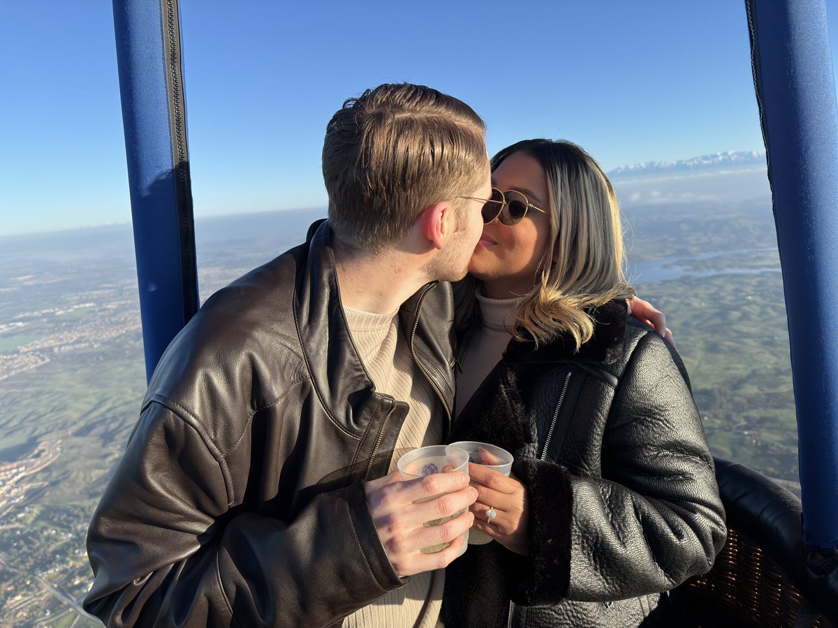 luisagarcesg's tweet photo. Sonara cliché pero le dije si al amor de mi vida. Parece un sueño porque fue entre nubes💍💍✨03/05/2024🩷 https://t.co/2Op58E98LW