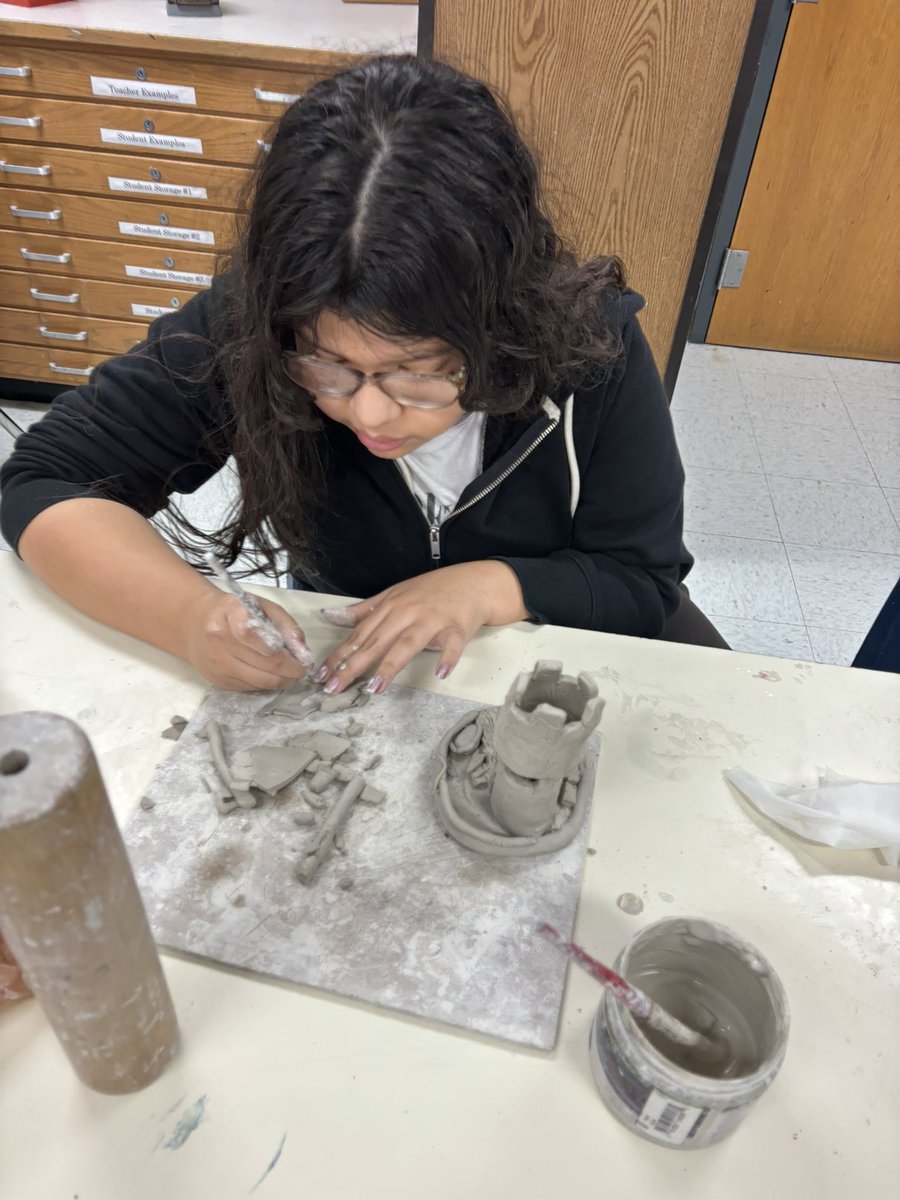 fredlynnART's tweet photo. 7th Grade Clay Castles #flhornets https://t.co/IrclO7vSJG
