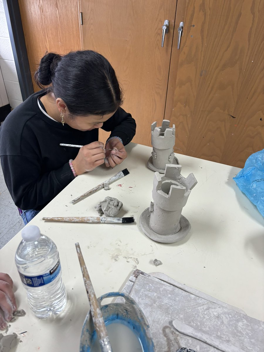 fredlynnART's tweet photo. 7th Grade Clay Castles #flhornets https://t.co/IrclO7vSJG